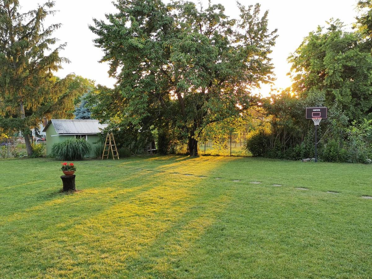 House4U Villa Balatonszárszó Buitenkant foto