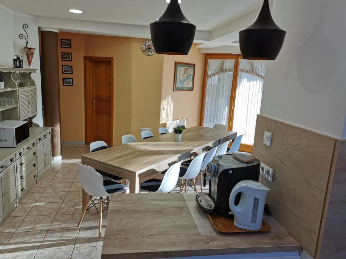 House4U Villa Balatonszárszó Buitenkant foto