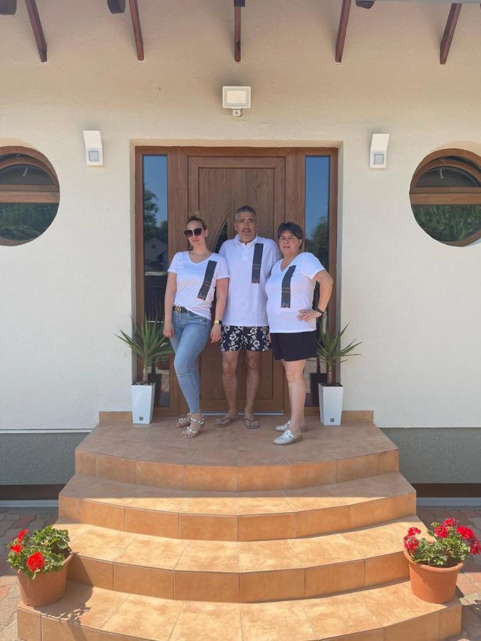 House4U Villa Balatonszárszó Buitenkant foto