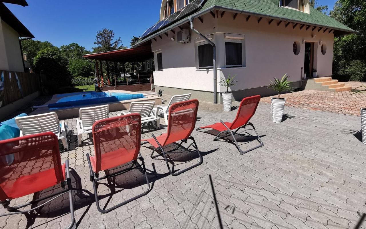House4U Villa Balatonszárszó Buitenkant foto